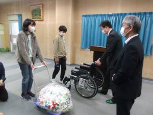 長井小学校「車椅子・ペットボトルのキャップ贈呈式」/