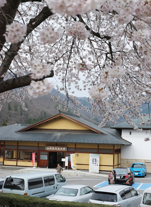 山寺芭蕉記念館と桜/