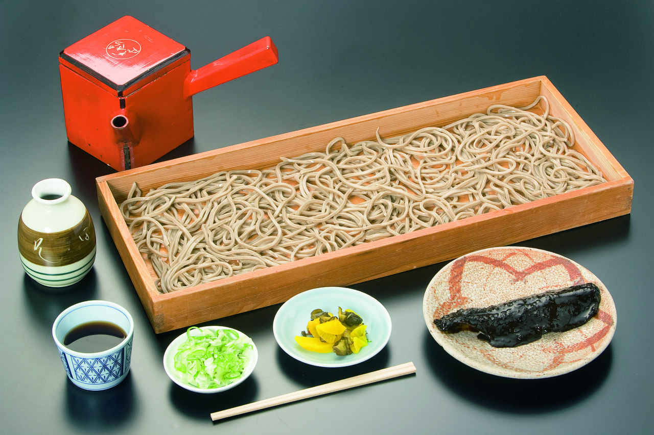 大きな木の板に盛られた村山名物「板そば」(あらきそば提供)
