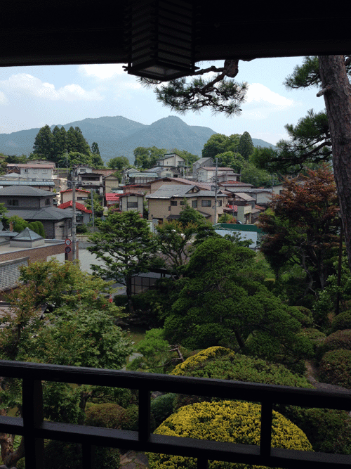 日本庭園越しに三吉山を望みます/
