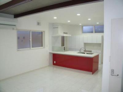 白を基調の、キッチンの赤をポイントとして配色：画像