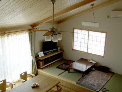 板張りの落ち着いた天井と畳でくつろげる空間：画像