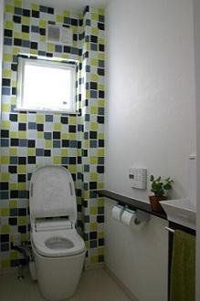 それぞれ違う壁紙のオシャレなトイレ：画像