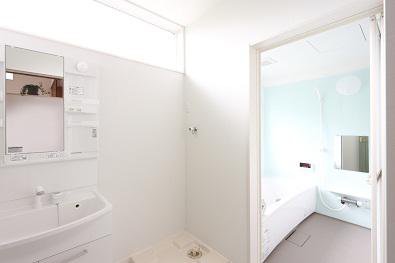 白を基調とした圧迫感のない浴室･洗面所：画像