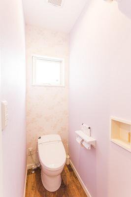 ピンク色の可愛らしい空間のトイレ：画像