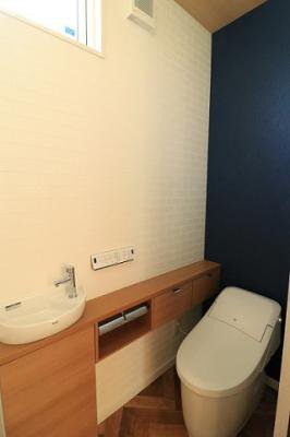 雰囲気の違いを楽しめる、1階と2階のトイレ：画像