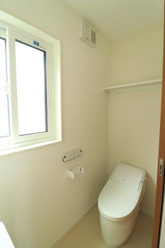 白を基調とした1階と2階のトイレ：画像
