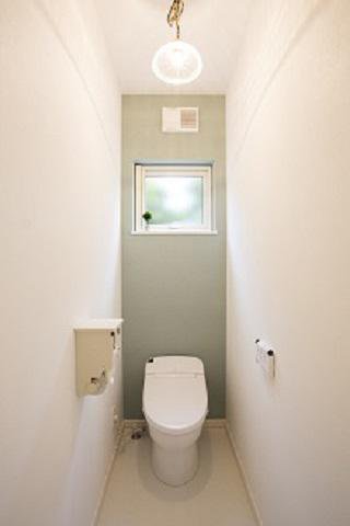 1、2階のトイレは正面クロスの色を変え、違った雰囲気に：画像
