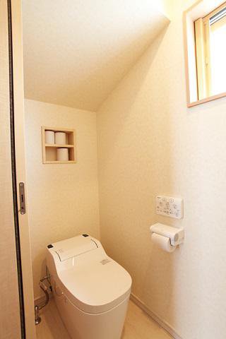 壁面を利用した収納のトイレ：画像
