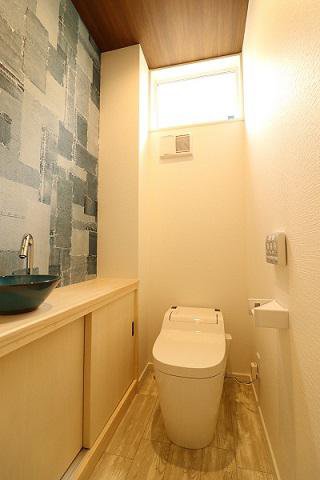 壁や手洗いボールのトーンを合わせたトイレ：画像