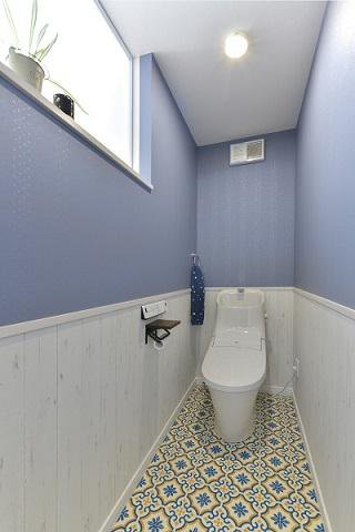 壁色や床にも個性が光るトイレ：画像