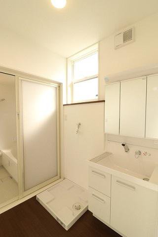 洗面脱衣室も、白とブラウンで清楚に：画像