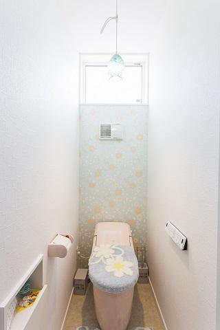 花柄の壁紙や照明のバランスが良いトイレ：画像