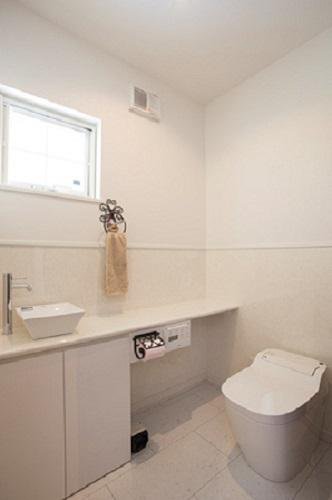 大理石調の床材を使用したトイレ：画像