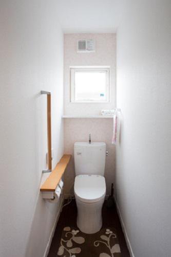 手摺りを設置したトイレ：画像