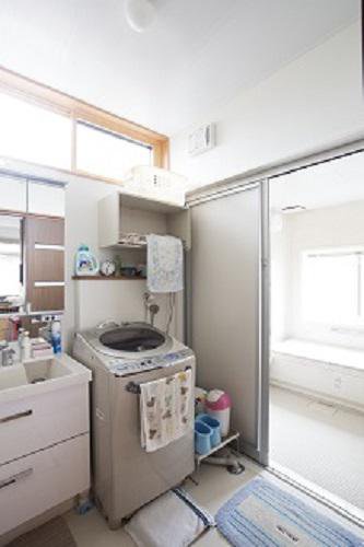 引き戸を使用した洗面脱衣室・浴室：画像