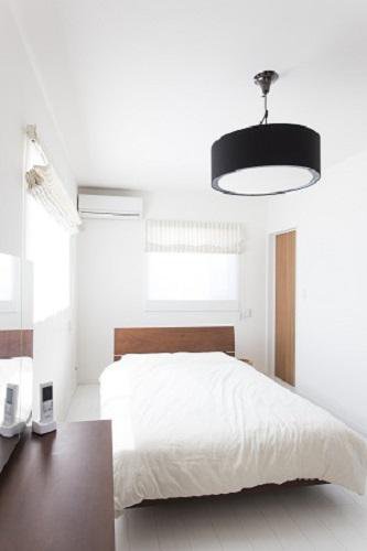  陽光が入り込む、白で統一された寝室：画像