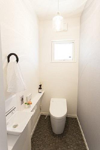 清潔感溢れるトイレ：画像