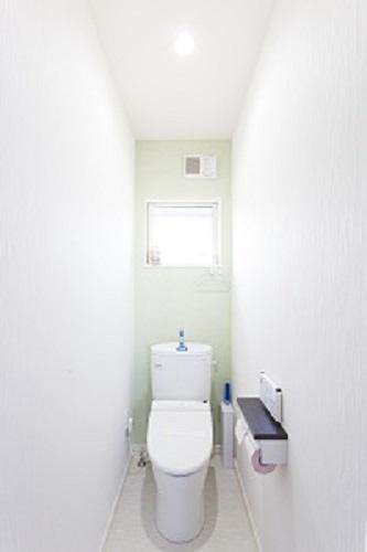 ミントグリーンのクロスを使用したトイレ：画像