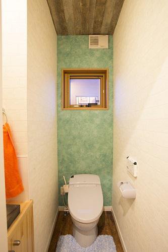 床、天井、窓枠にも木を使い、癒されるトイレ：画像