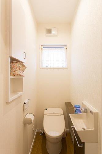 埋め込み収納で、空間を上手に使ったトイレ：画像