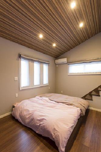 勾配天井を利用した収納力と遊び心のある寝室：画像