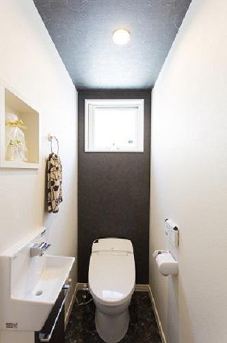 色を統一させたシックな印象の1階トイレ：画像