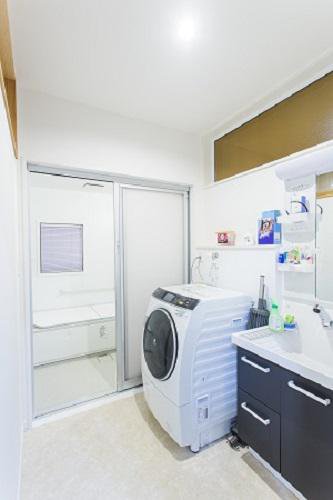 バリアフリー設計の洗面脱衣室：画像