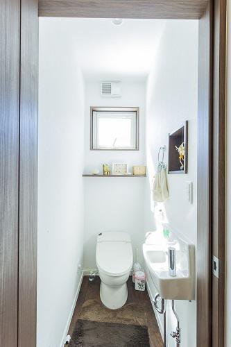 ニッチや棚板を活用したトイレ：画像