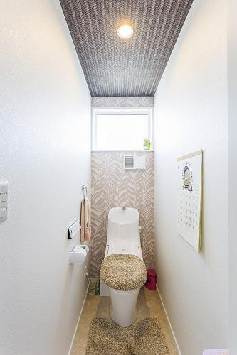 アクセントクロスや小物で居心地の良いトイレ：画像