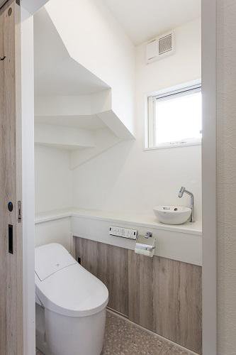 階段下を有効活用したトイレ：画像