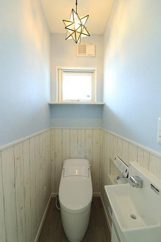 クロスやライトを厳選したトイレ：画像