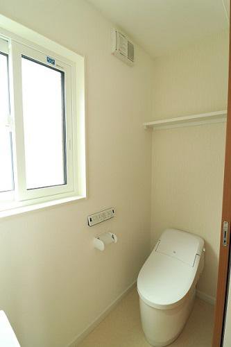 シンプルで清潔感のあるトイレ：画像