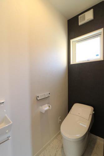 クロスで雰囲気を変えたトイレ：画像