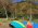 カヌーに乗り湖面から見上げる山形県飯豊町中津川地区の紅葉：画像