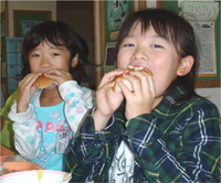 米粉パンを食べる子供たち